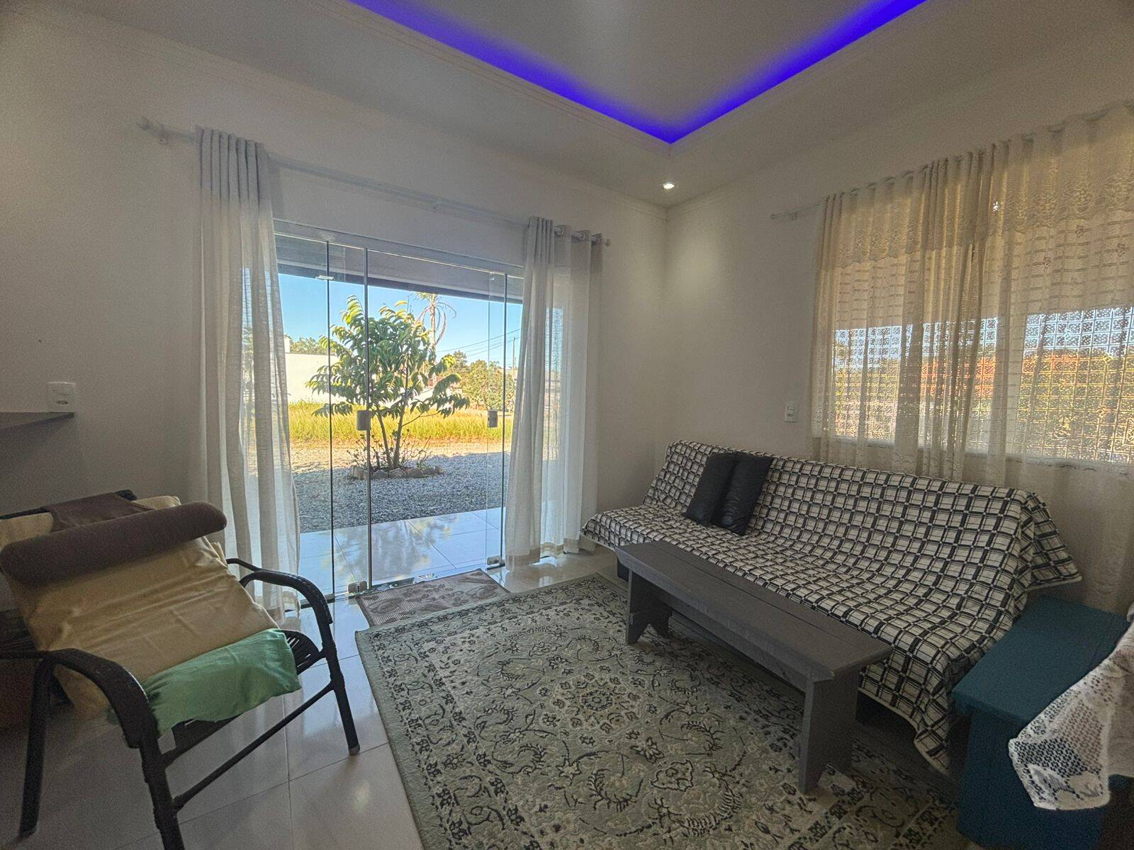 Casa à venda com 2 quartos, 2015m² - Foto 3
