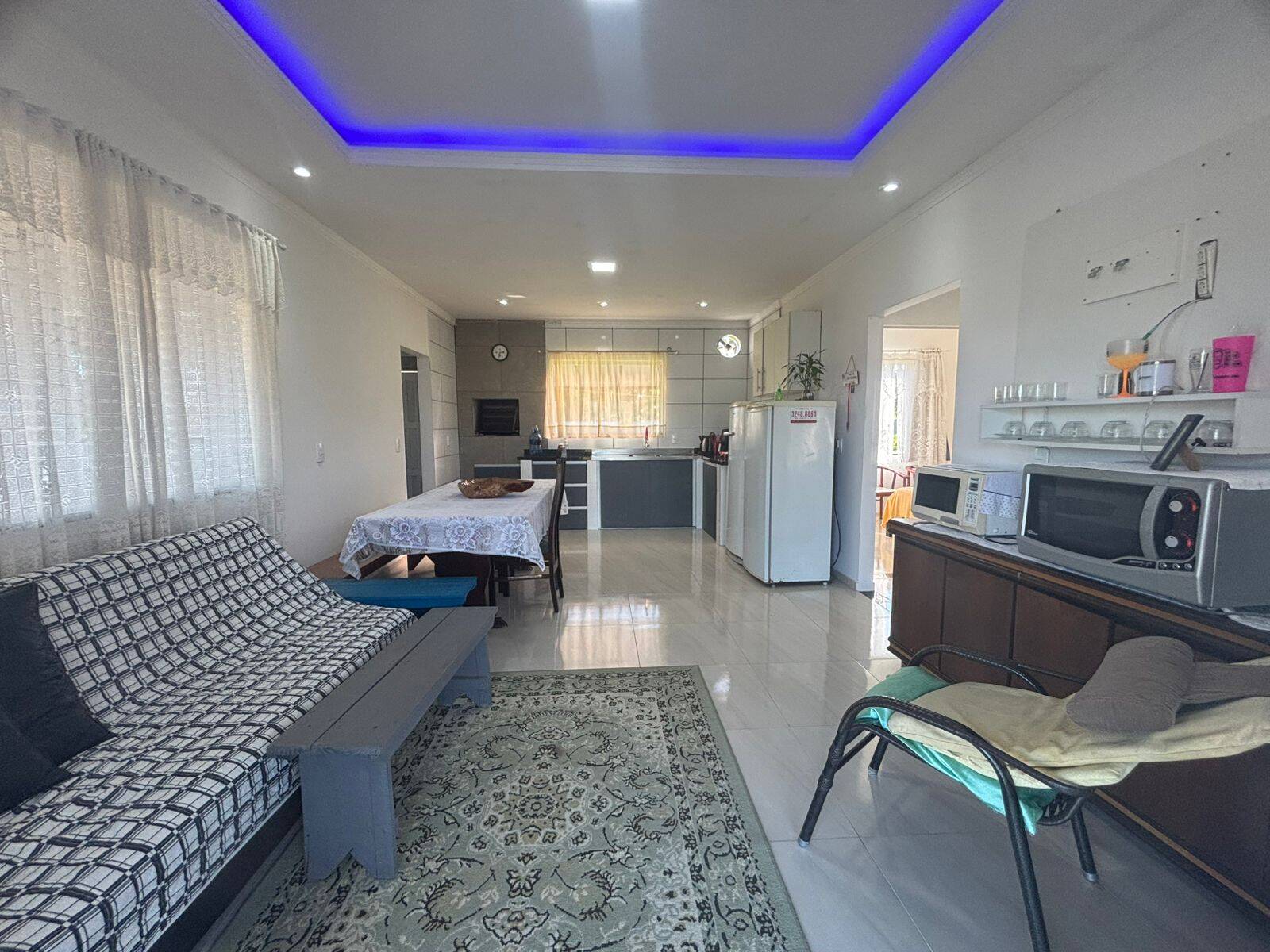 Casa à venda com 2 quartos, 2015m² - Foto 2